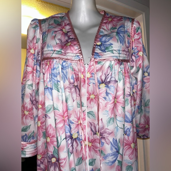 1970s Vintage House Robe - Picture 2 of 4